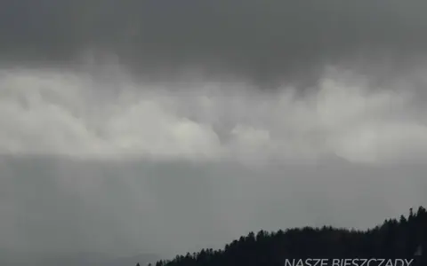 Mroczne chmury nad Bieszczadami. Gdy pada, warto poszukać schronienia w przytulnej karczmie i posłuchać opowieści o górach.
