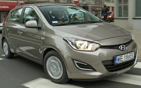 Brązowy Hyundai i20 na drodze. Sprawdź aktualną hyundai i20 cena i wybierz swój nowy samochód.