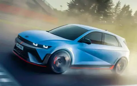 Un coche eléctrico azul deportivo acelera en una pista, demostrando que los coches eléctricos tienen embrague.