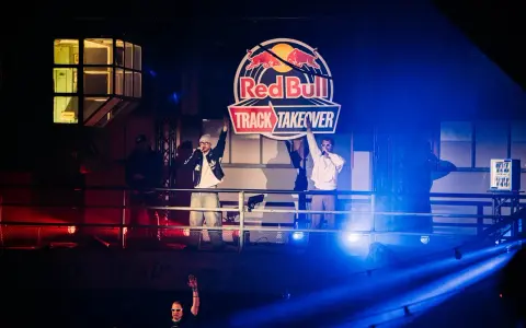 Na scenie Red Bull Track Takeover raperzy, w tym young igi, bawią publiczność.