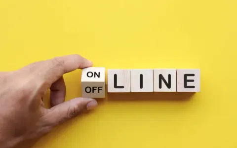 Ein Finger dreht einen Würfel von "OFF" auf "ON", um das **website umziehen** zu symbolisieren. Die Buchstaben "LINE" vervollständigen das Wort "ONLINE".