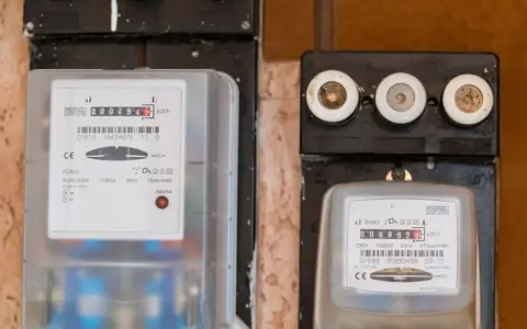 Dwa liczniki energii elektrycznej, jeden z nich wskazuje zużycie zgodne z taryfą c12a.