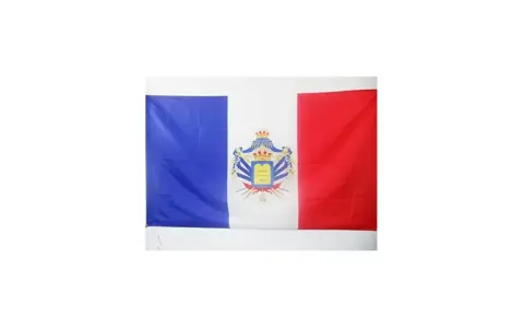 Bandera tricolor azul, blanca y roja con un escudo real coronado en el centro. Una bandera de Francia monárquica.