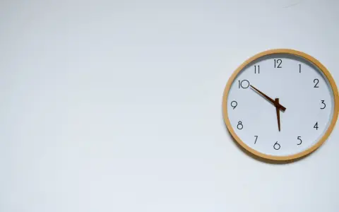 Reloj de pared blanco con marco de madera. Las manecillas marcan las 10:05, un momento clave para mi ayuno de 17 horas.