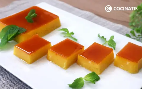 Delicioso tocino de cielo en porciones, decorado con hojas de menta fresca sobre un plato blanco.