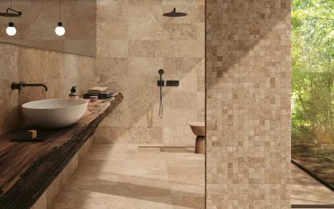Salle de bain luxueuse avec carrelage en travertin. Le travertin, c'est quoi ? Une pierre naturelle chaleureuse et texturée.