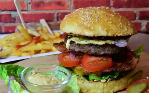 Soczyste mięso na burgery, świeże warzywa, chrupiące frytki i sos. Idealny zestaw na głód!