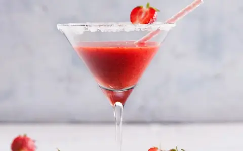 Truskawkowe Daiquiri: 4 składniki, 4 przepisy na lato!