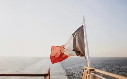 Ile płynie prom z Calais do Dover? Sprawdź czas przeprawy!