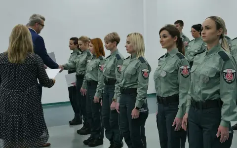 Uroczyste wręczenie dokumentów nowym funkcjonariuszkom służby celno-skarbowej.