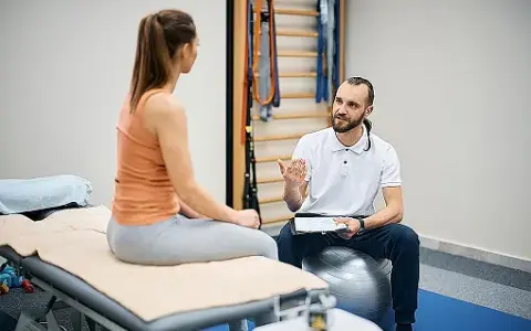 Czy fizjoterapeuta to lekarz? Poznaj kluczowe różnice i role w medycynie