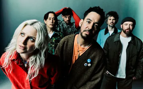 Medlemmar av Linkin Park poserar tillsammans. Bandet ser ut att vara redo för en ny era.
