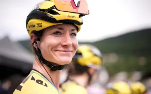 Marianne Vos, lachend im gelben Trikot, bereit für das Rennen.