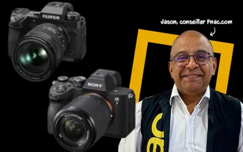 Jason, conseiller Fnac.com, présente deux appareils photo hybrides : un Fujifilm et un Sony.