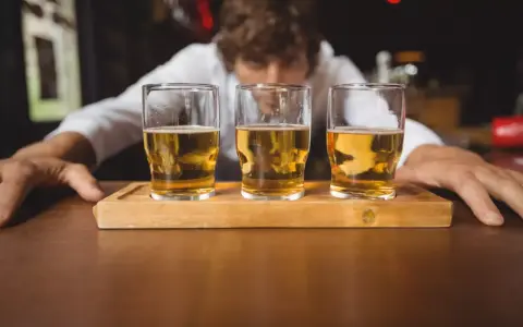 Barman prezentuje trzy kieliszki piwa. Zastanawiasz się, ile kalorii ma piwo?