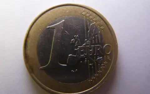 Une pièce de 1 euro 2001, sa valeur est représentée par le chiffre 1 et le mot EURO.