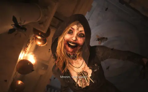 Przerażająca postać z Resident Evil Village, otoczona przez muchy, z krwią na ustach. Czas gry wciąga w mroczny świat.