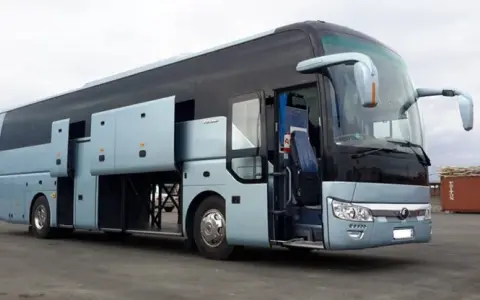 Ile kosztuje wynajem autokaru? Sprawdź ceny i ważne czynniki