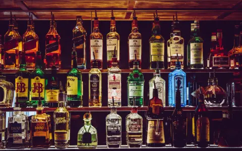 Z czym pić whisky? Odkryj klasyczne i zaskakujące połączenia!