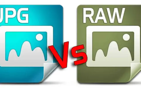 Icone JPG e RAW affiancate, con una grande "VS" rossa in mezzo, illustrano la differenza tra i formati di immagine.