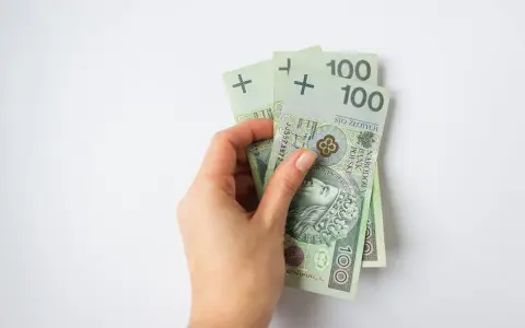Dłoń trzyma banknoty 100 zł. To 300 zł, wystarczające na wiele przyjemności, nawet dla osoby w każdym wieku.