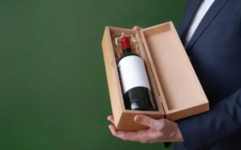 Eleganckie wino na 18 urodziny w drewnianej skrzynce, gotowe na wyjątkowy prezent.