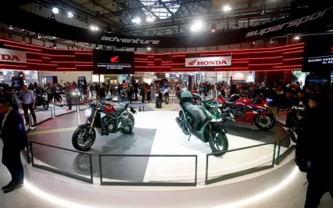 Motociclette Honda in esposizione alla fiera moto Milano. Un'area dedicata all'avventura e alle supersportive.