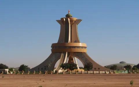 Pomnik Bohaterów Narodowych, symbol stolicy Burkina Faso, wznosi się dumnie na tle błękitnego nieba.