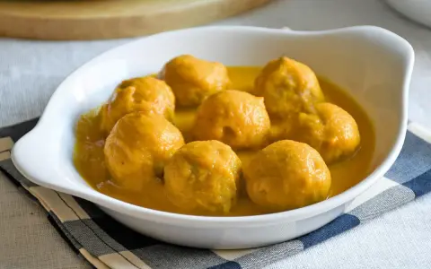 Deliciosas albóndigas para bebés, tiernas y jugosas, bañadas en una suave salsa dorada. Perfectas para los más pequeños.