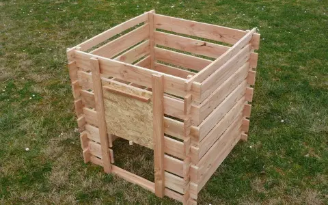 Un composteur maison en bois, prêt à accueillir vos déchets verts pour un jardin plus écologique.