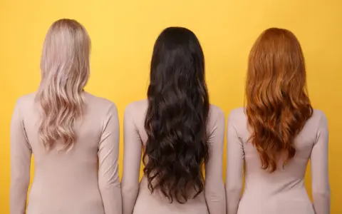 Trzy kobiety z różnymi kolorami włosów: blond, brąz i rudy. Marzysz o szybkim porostu włosów w miesiąc?