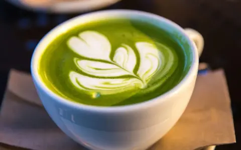 Jak smakuje Matcha Latte? Poznaj jej ziemisty, słodki i umami smak
