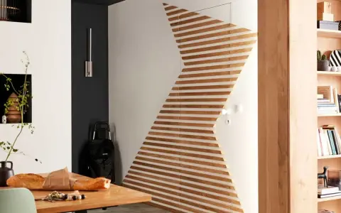 Une porte transformée en œuvre d'art avec des lattes de bois, une idée de diy deco murale moderne et épurée.