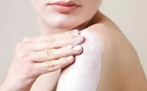 Delikatna skóra ramienia smarowana kremem. Składnik methylisothiazolinone zapewnia ochronę i nawilżenie.