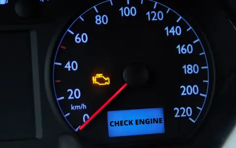 Kontrolka "Check Engine" świeci się na desce rozdzielczej. Dowiedz się, jak skasować błąd check engine bez komputera.