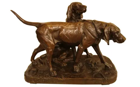 Sculpture en bronze par Auguste Cain représentant deux chiens de chasse, l'un debout, l'autre couché.