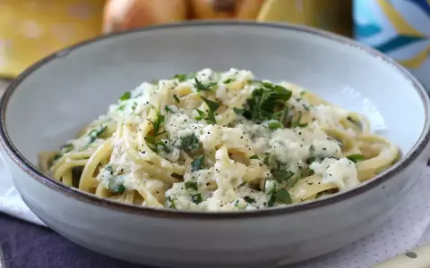 Jak zrobić spaghetti? Pyszne, kremowe spaghetti z parmezanem i natką pietruszki, gotowe w kilka minut. Idealne na szybki obiad.