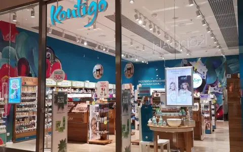 Witryna sklepu Kontigo pełna kolorowych kosmetyków i promocji.