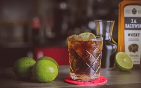 Whisky z colą: Jak zrobić perfekcyjny drink? Porady eksperta