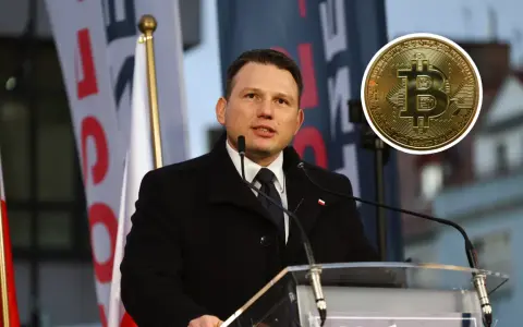 Sławomir Mentzen przemawia, a obok niego widnieje złoty symbol bitcoina, sugerując jego zainteresowanie kryptowalutami.