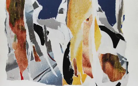 Collage de Jacques Villeglé, un assemblage de fragments d'affiches déchirées aux couleurs vives et aux textures variées, évoquant le chaos urbain.