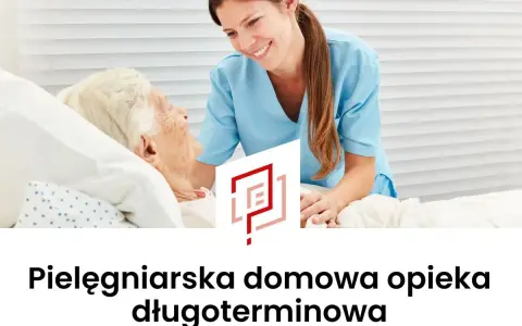 Uśmiechnięta pielęgniarka domowa pochyla się nad starszą pacjentką w łóżku, oferując troskliwą opiekę.