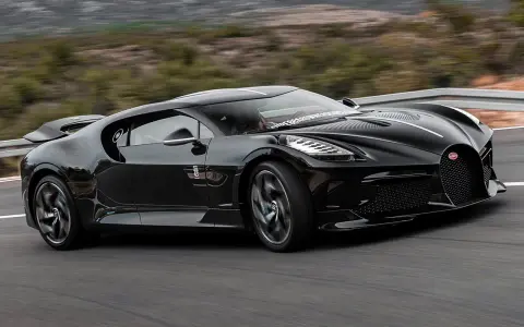 Czarny Bugatti La Voiture Noire pędzi po krętej drodze. Zastanawiasz się, ile kosztuje ten cud motoryzacji?