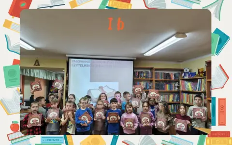 Uczniowie klasy Ib z dumą prezentują książki podczas pasowania na czytelników biblioteki szkolnej. Tematy lekcji bibliotecznych w szkole średniej inspirują do odkrywania nowych światów.
