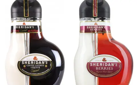 Dwie butelki drinku Sheridan's: klasyczny kawowy i limitowana edycja z jagodami. Idealne na wieczorne spotkania.