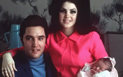 Elvis und Lisa Marie Presley mit ihrem Neugeborenen. Ein glückliches Familienporträt.