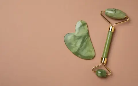 Zielony kamień gua sha i roller do twarzy. Zastanawiasz się, jaki kamień gua sha wybrać do swojej pielęgnacji?