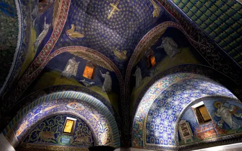 Mosaïques célestes et figures bibliques dans une chapelle de Ravenne, Italie. Un voyage à travers l'art byzantin.