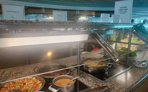 Buffet con verdure miste, bistecca alla griglia e purè di patate. Un'ottima opzione per il tuo pacchetto bevande Royal Caribbean.