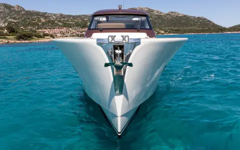 Moderne Yacht gleitet durch türkisfarbenes Wasser. Verschiedene Boot Arten sind beeindruckend, aber diese hier ist ein Traum.